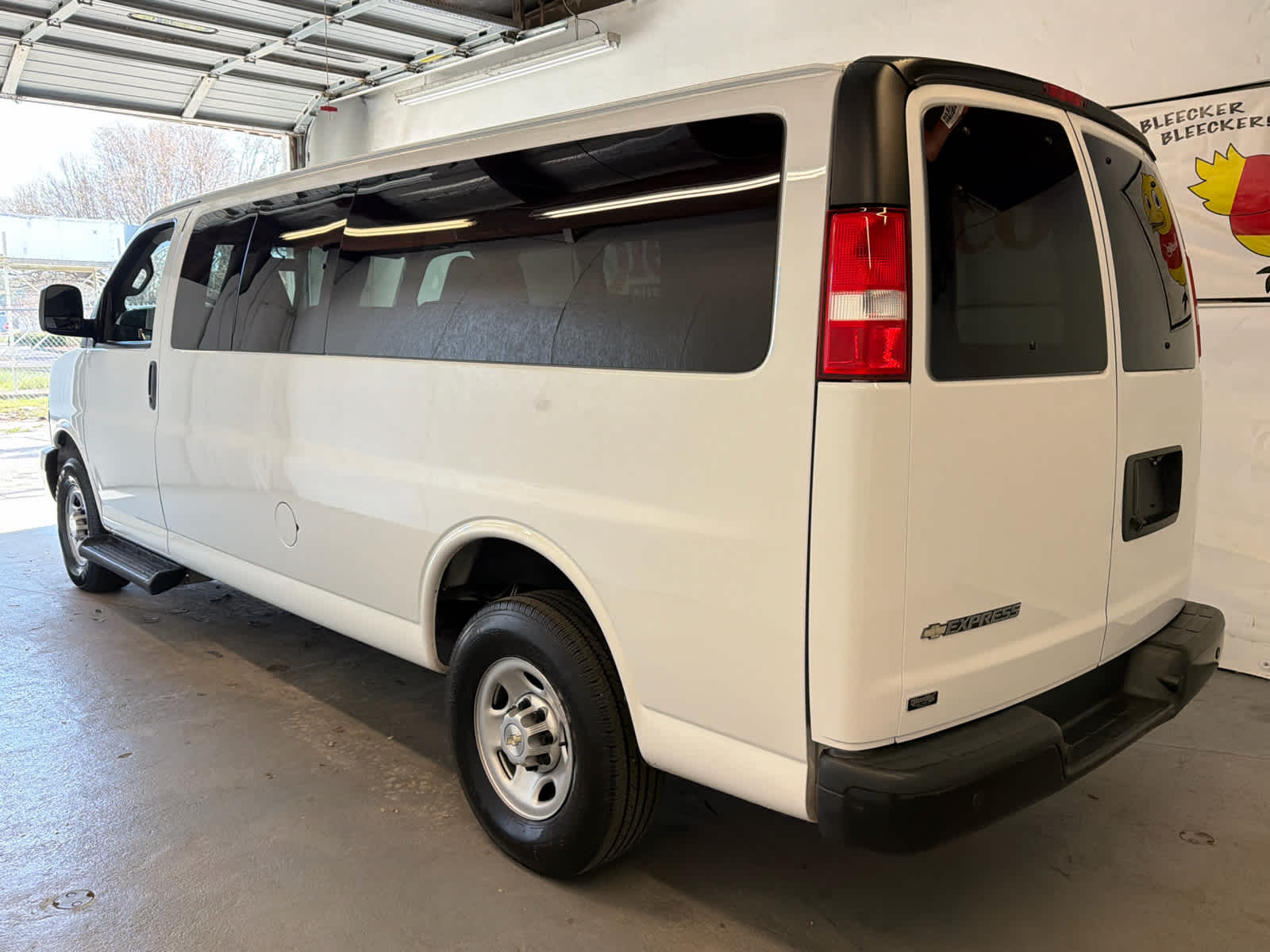 2023 Chevrolet Express Passenger 3500 1LS
