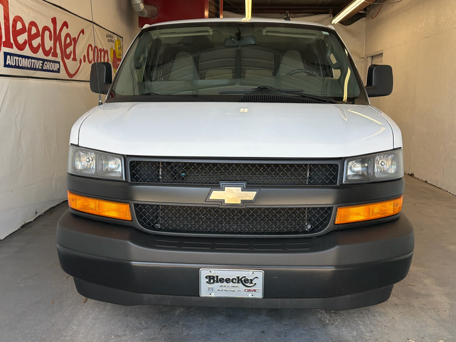 2023 Chevrolet Express Passenger 3500 1LS