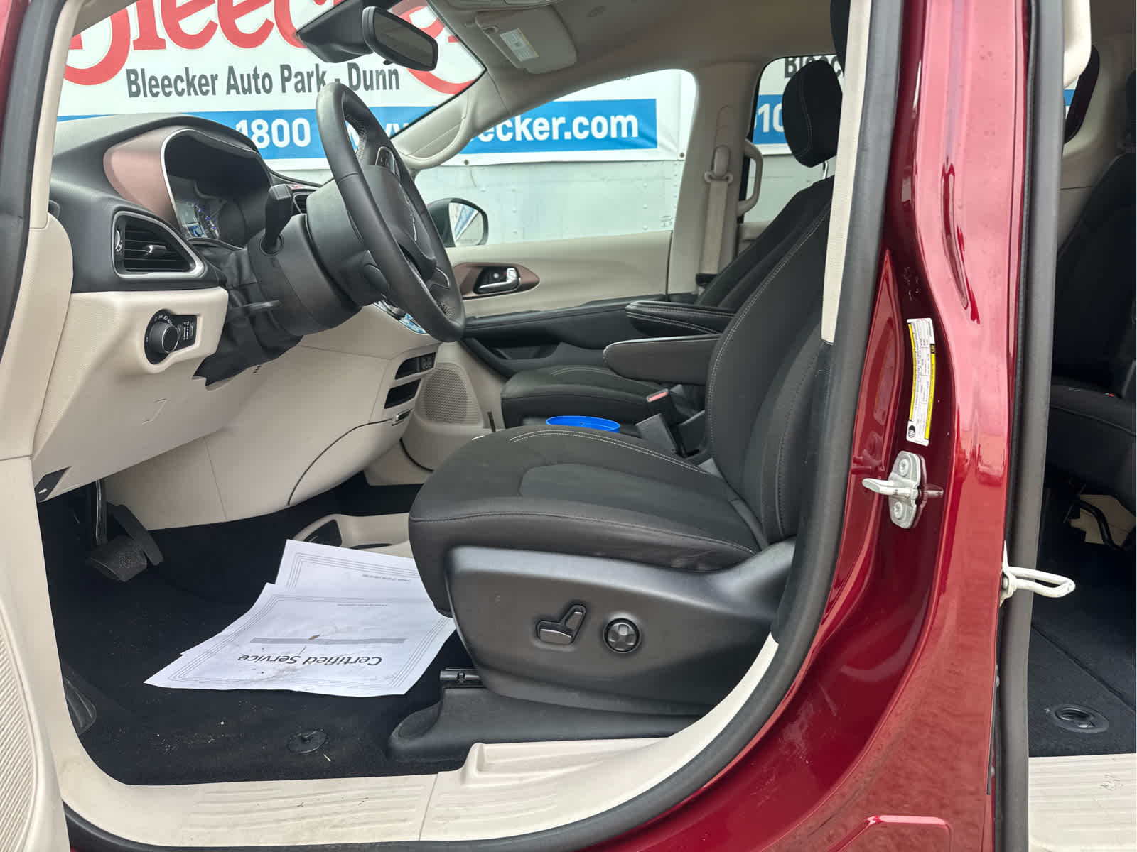 2023 Chrysler Voyager LX